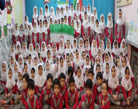 هم خوانی سرود بهمن توسط دختران مرکز پیش دبستانی