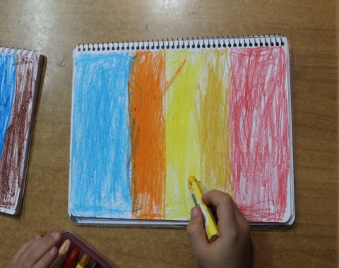 پسران کلاس خانم یعقوبی نقاشی با مداد شمعی را تجربه کردند .