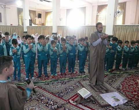کودکان در مسجد سبحان نماز جماعت برپا کردند.