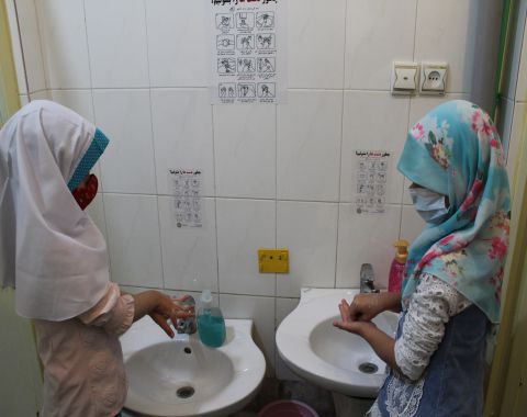 آموزش صحیح شستن دستها توسط مربی بهداشت به نوآموزان